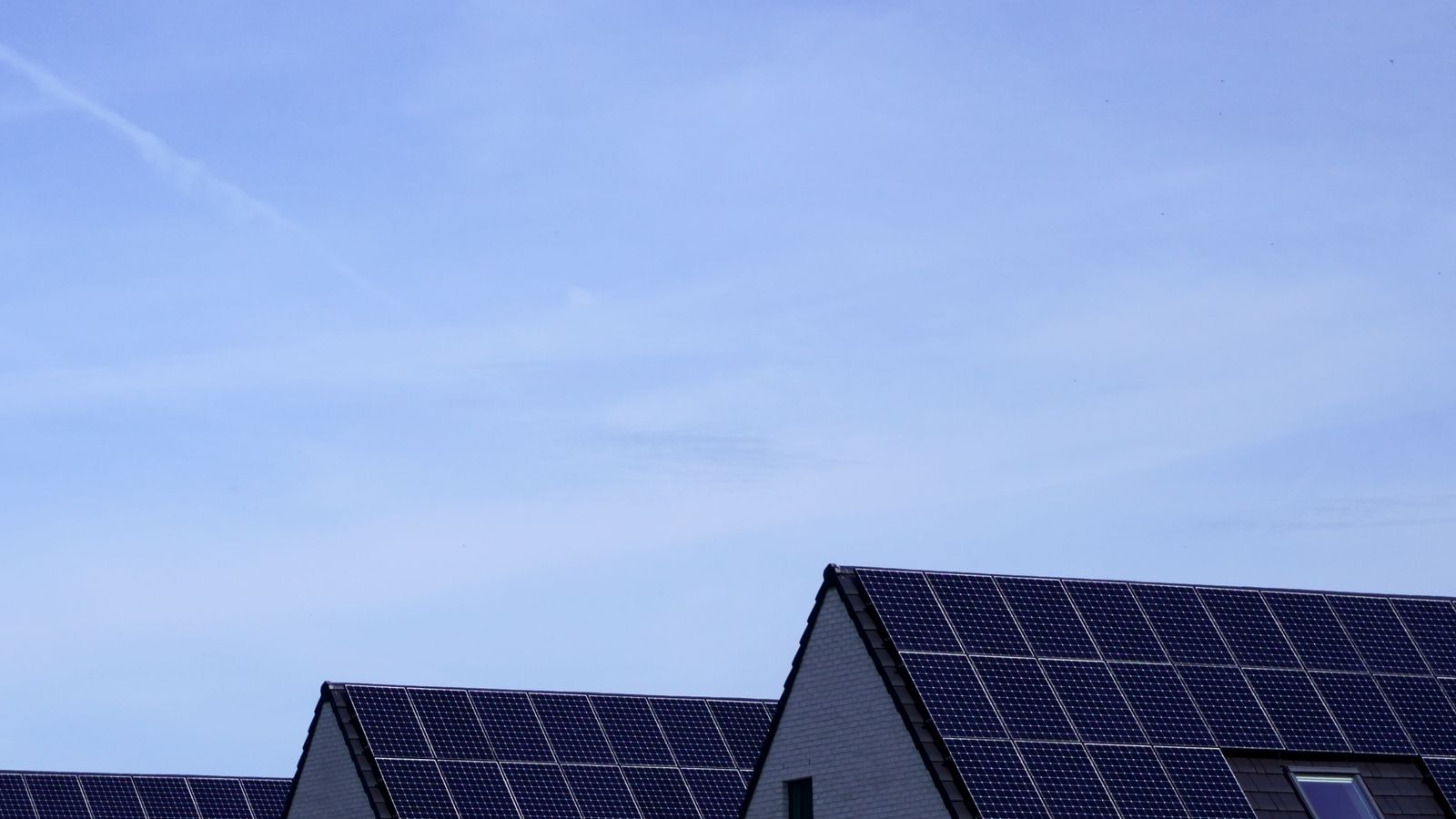 Panneaux photovoltaïques installés sur les toitures de maisons individuelles