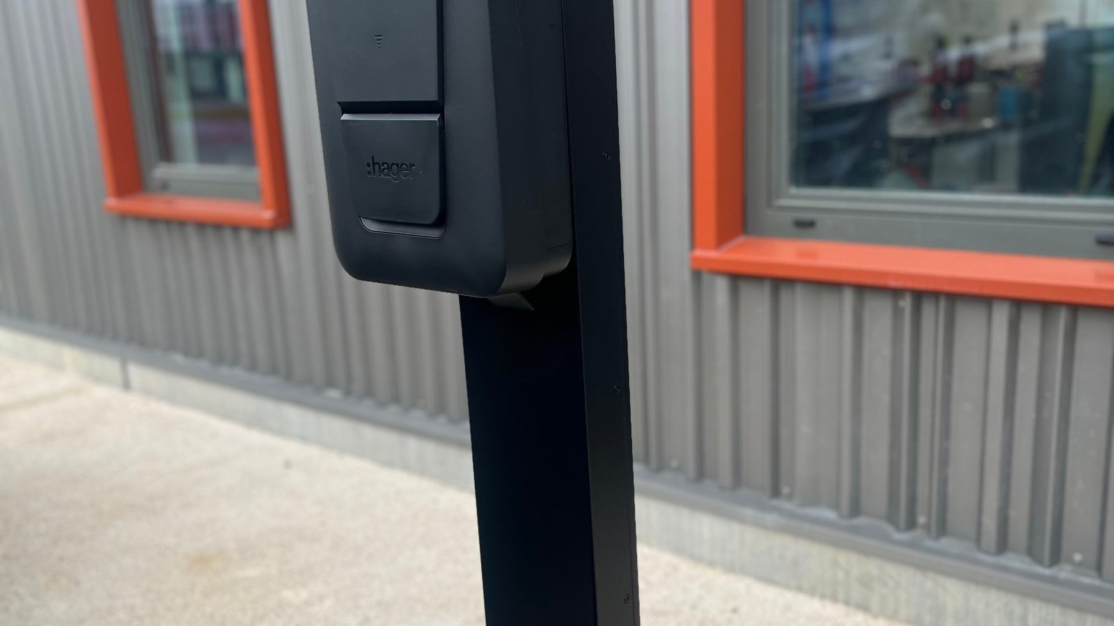 Borne de recharge sur pied installée par EPB_elec devant un bâtiment
