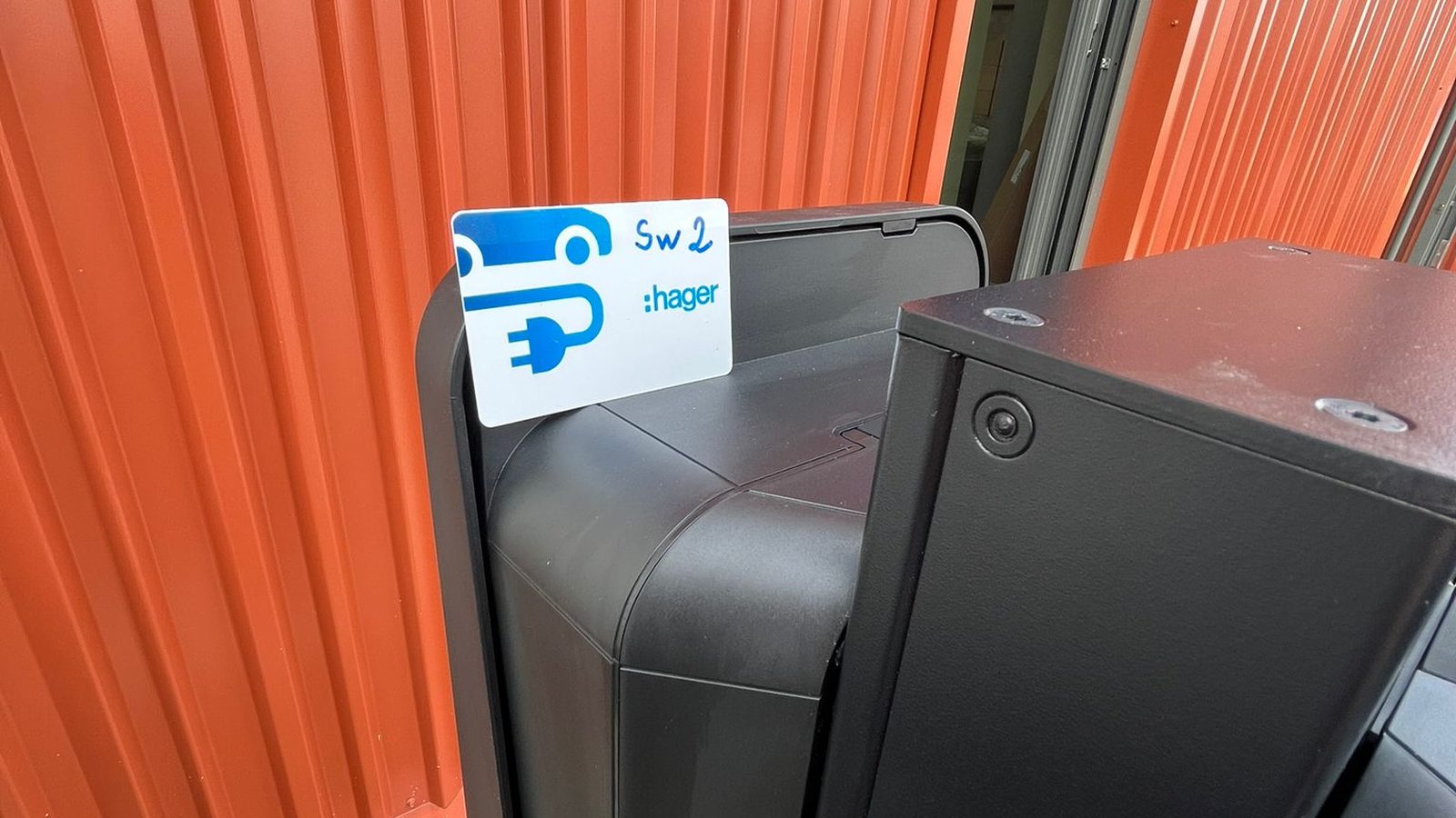 Borne de recharge EPB_elec installée sur le parking d'une entreprise à Serris