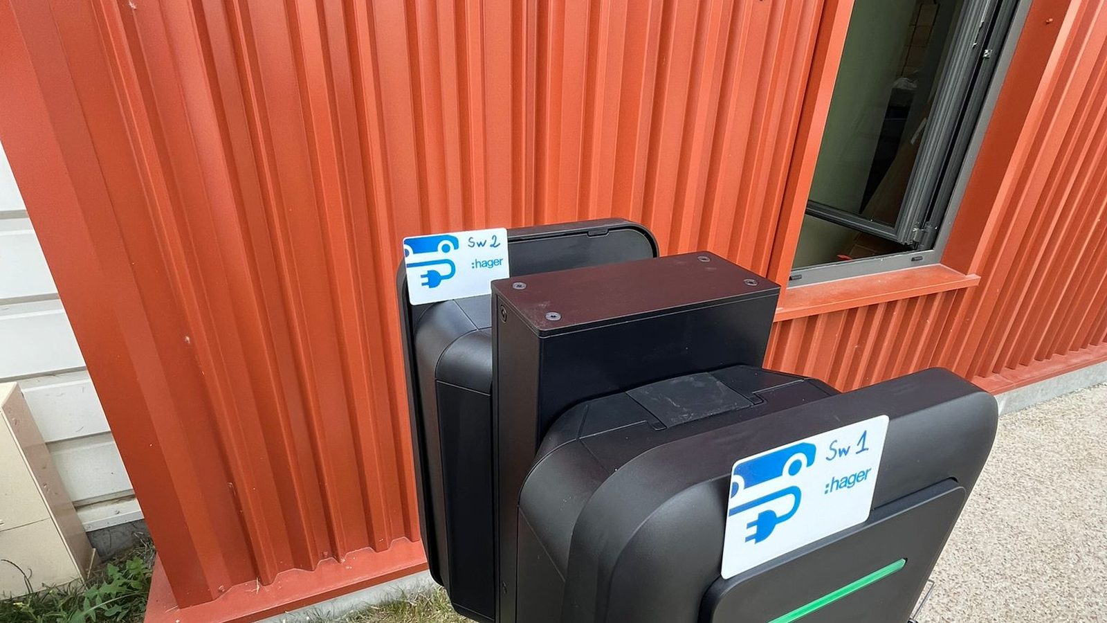 Bornes de recharge sur pied installées par EPB_elec pour un professionnel