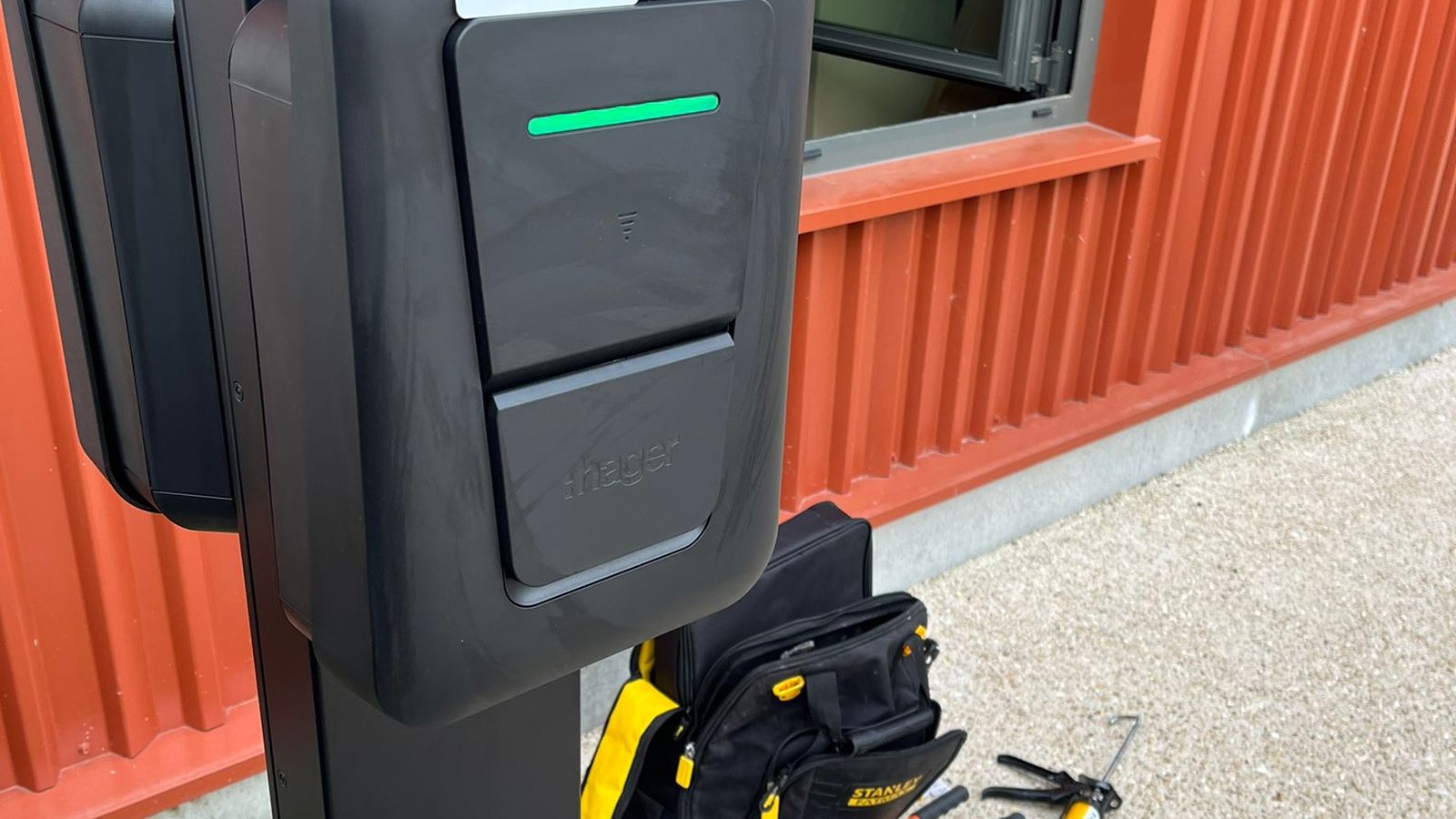 Borne de recharge en cours d'installation avec outillage sur chantier