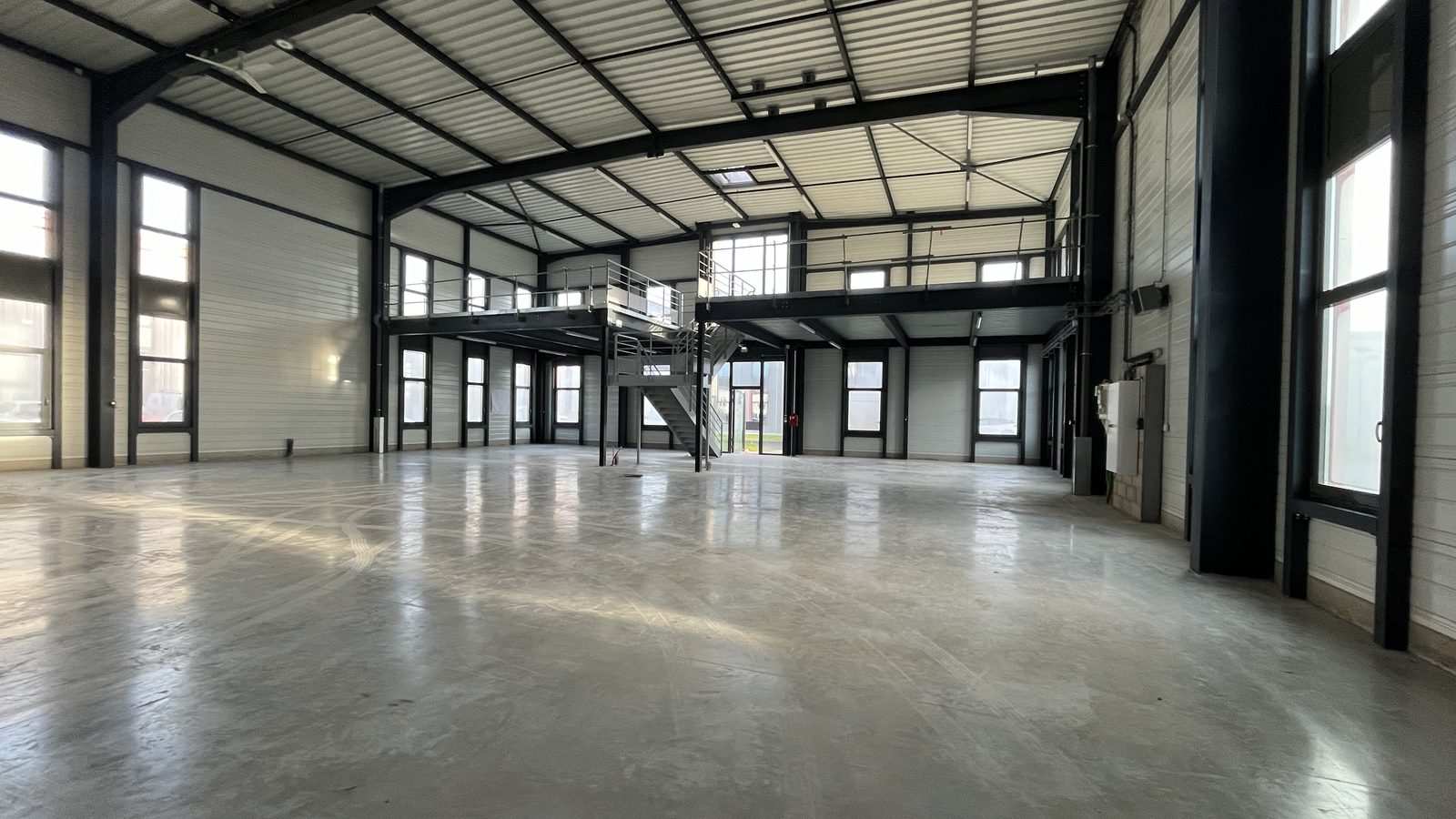 Intérieur d'un bâtiment tertiaire neuf équipé par EPB_elec à Serris