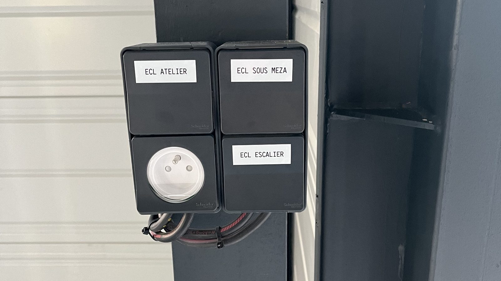 Coffret de comptage et protections électriques dans un local professionnel neuf