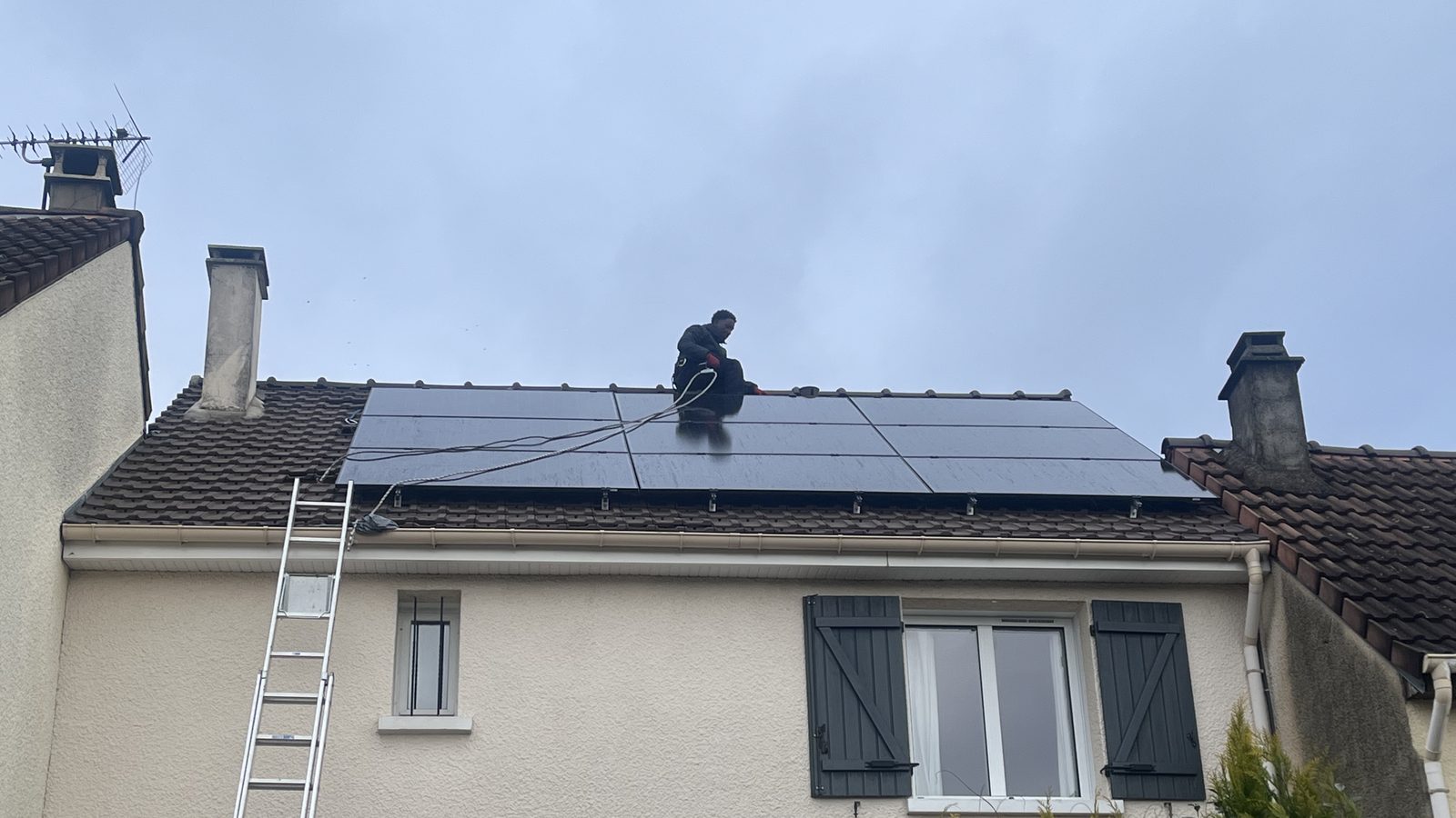 Pose de panneaux photovoltaïques sur une toiture par les équipes EPB_elec