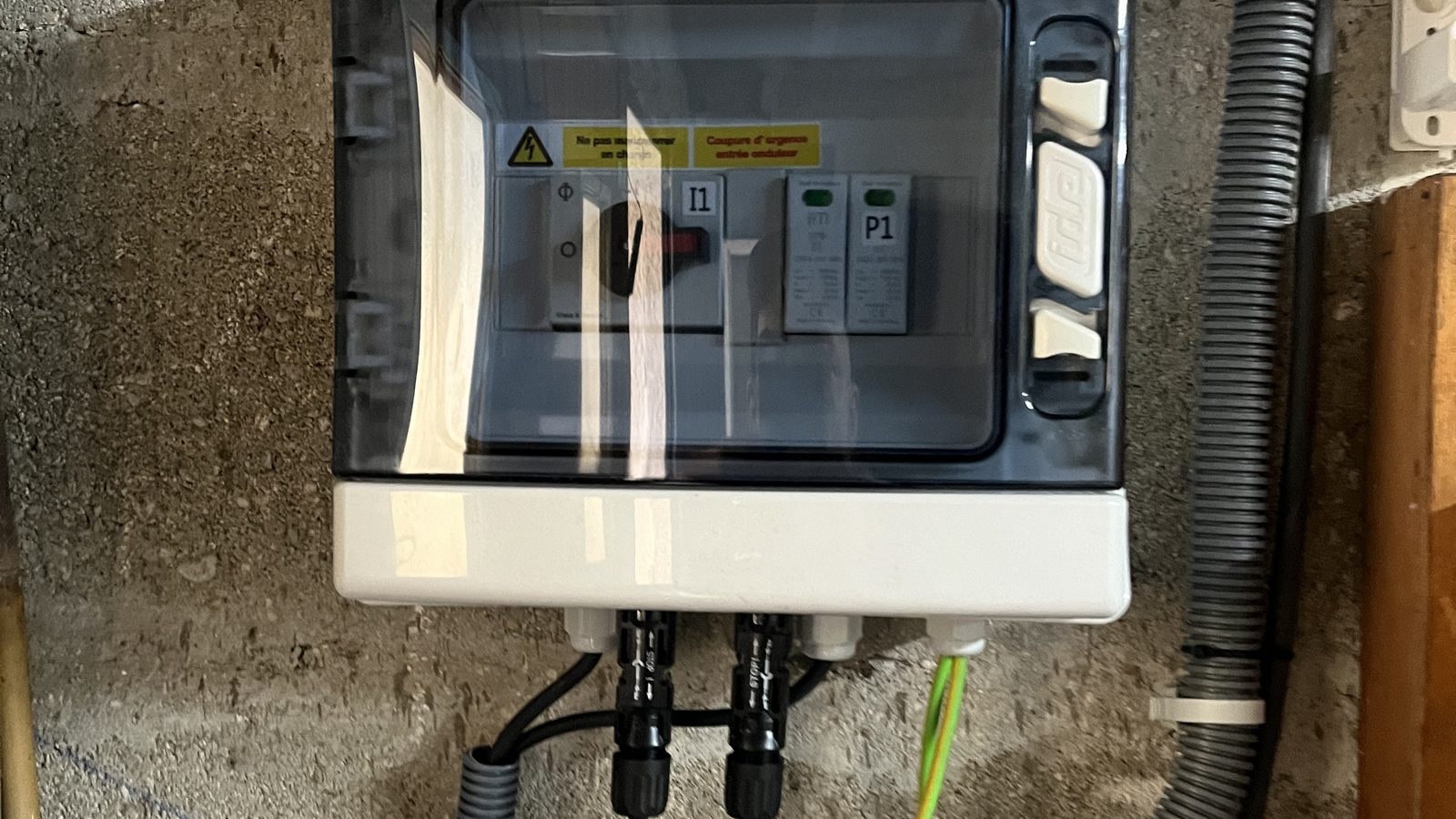 Coffret de protection AC installé dans un local technique