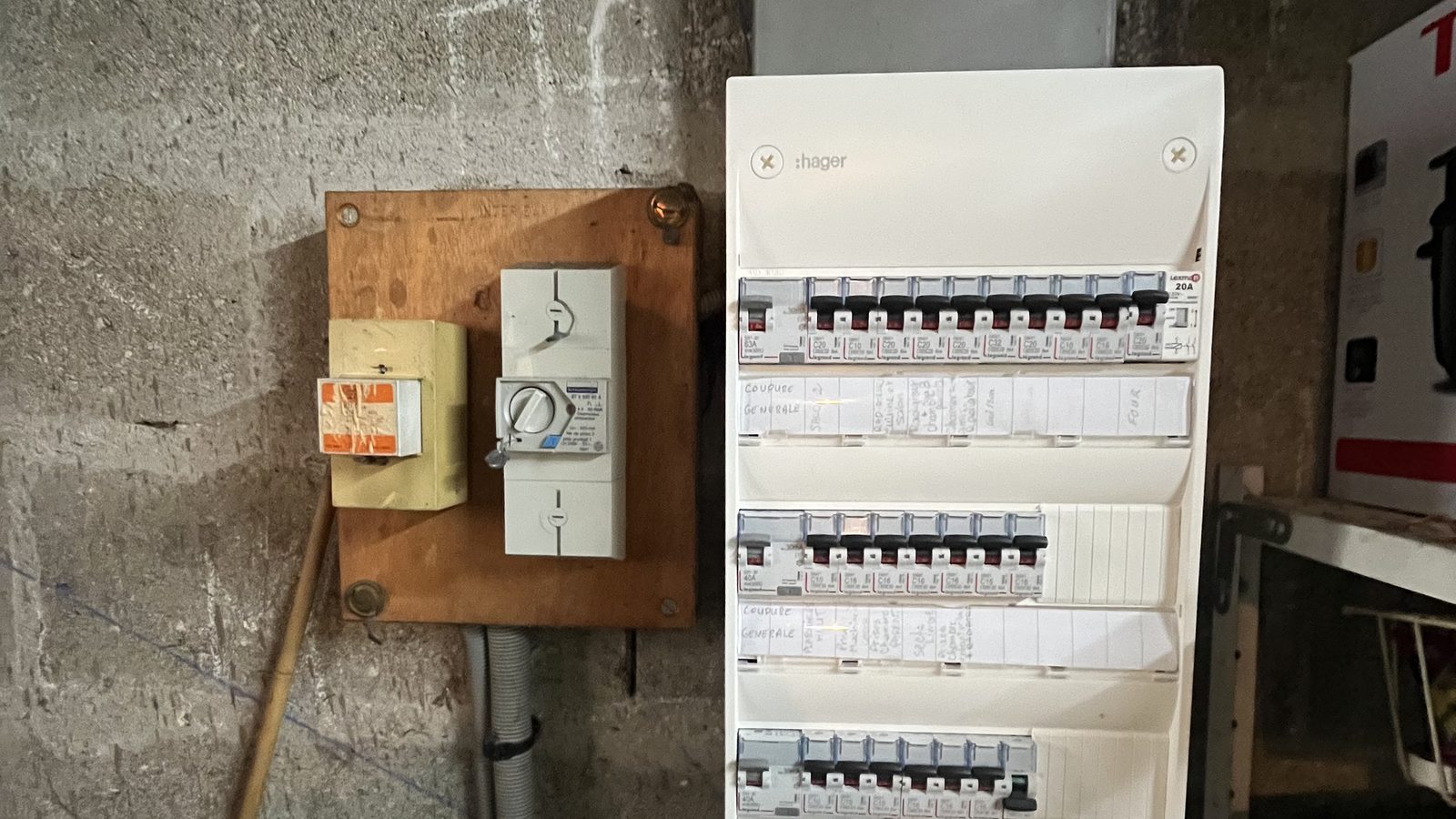 Tableau électrique avec rangées de disjoncteurs installé par EPB_elec